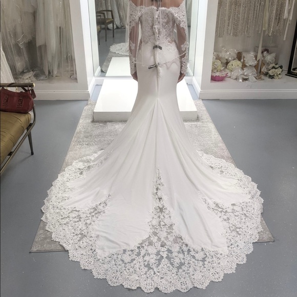 Pronovias Della Crepe Wedding Dress - Picture 4 of 6